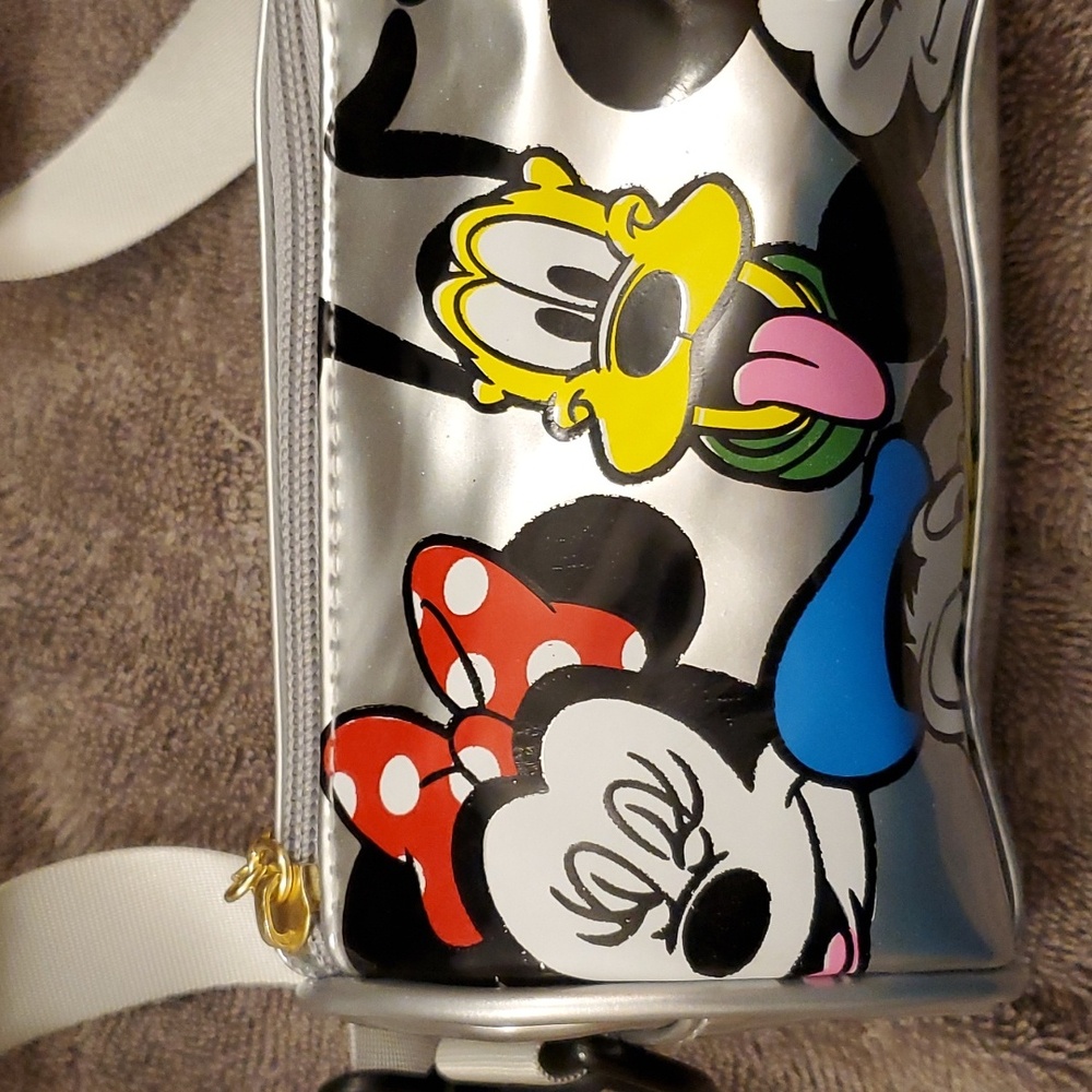 Disney Characters silver crossbody bag with removable strap NEW - Picture 2 of 6